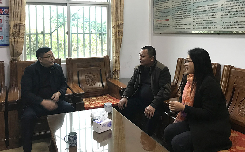 开云官方入口登录公司慰问组听取驻村第一书记和村两委班子对扶贫工作的意见与建议