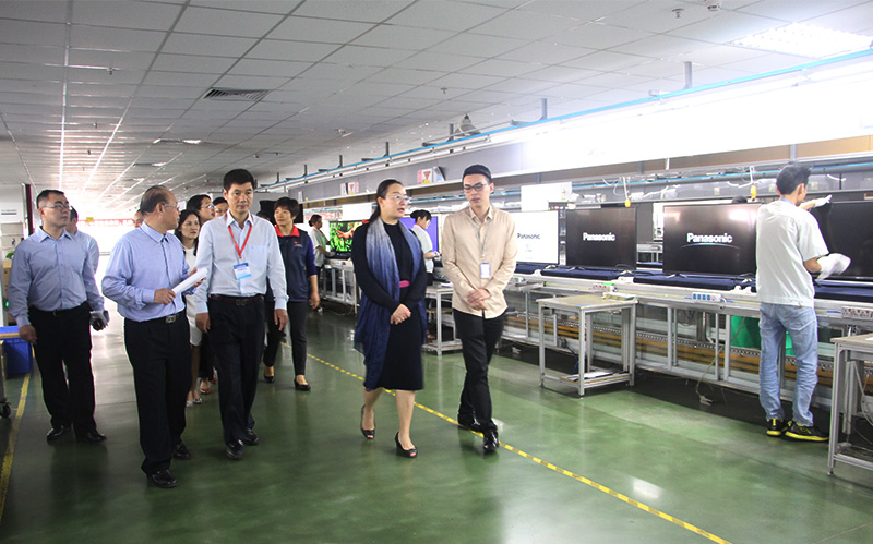 The delegation is visiting the workshop The delegation is visiting the workshop
